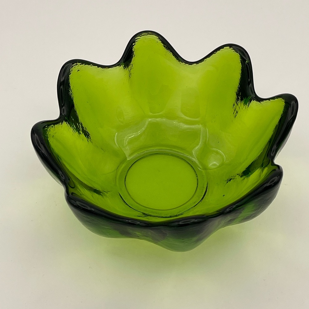 Blenko Green Lotus Petal Bowl Art Glass. 5.5inches
